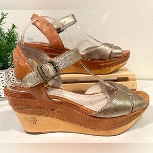 Frye “Carlie” Metallic Silver & Tan Platform Wedge Sandals w Ankle Strap | GUC